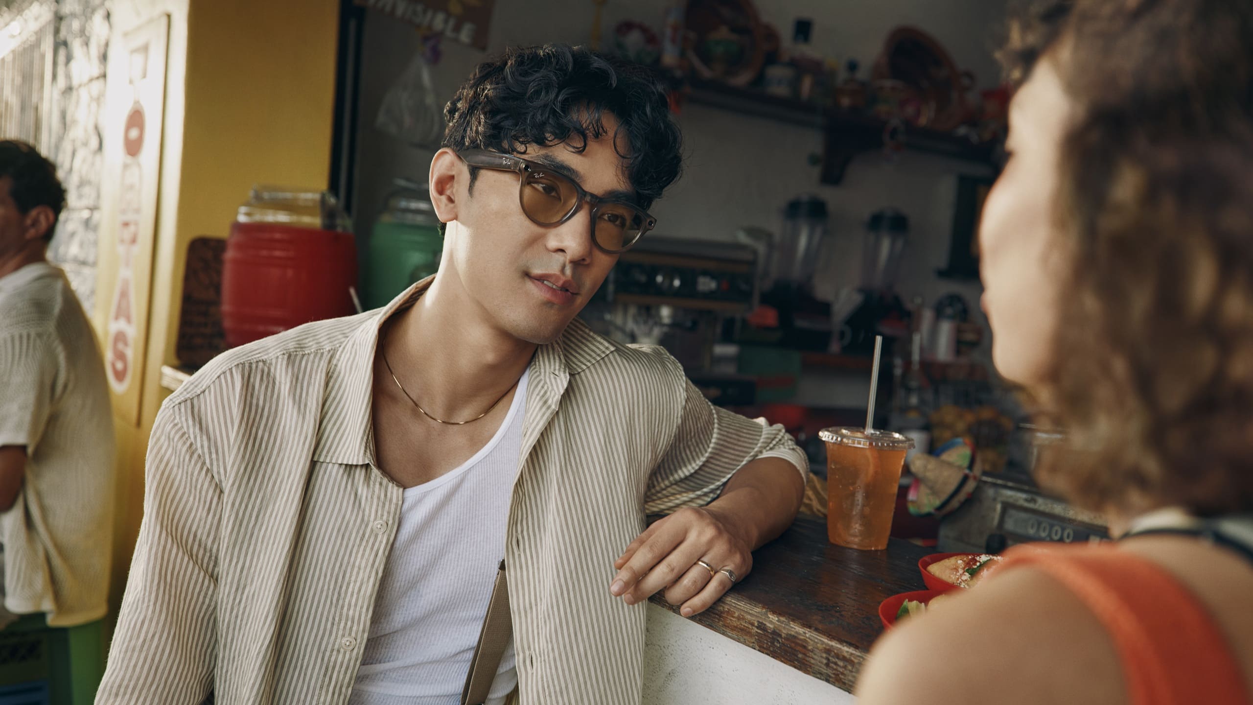 Photo d'une personne portant les lunettes ray ban meta en pleine conversation