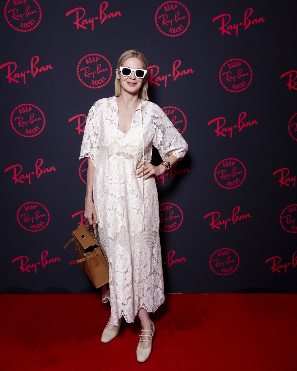 Photo of Kelly Rutherford wearing ray-ban sunglasses