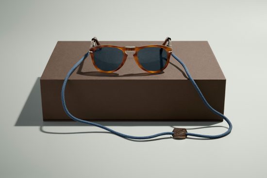 Image principale de l'article: Image des solaires Persol posées sur leur boite