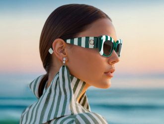 Image d'une femme portant les solaires Etnia Barcelona Ibiza Vol. 5 sur un arriere plan de plage