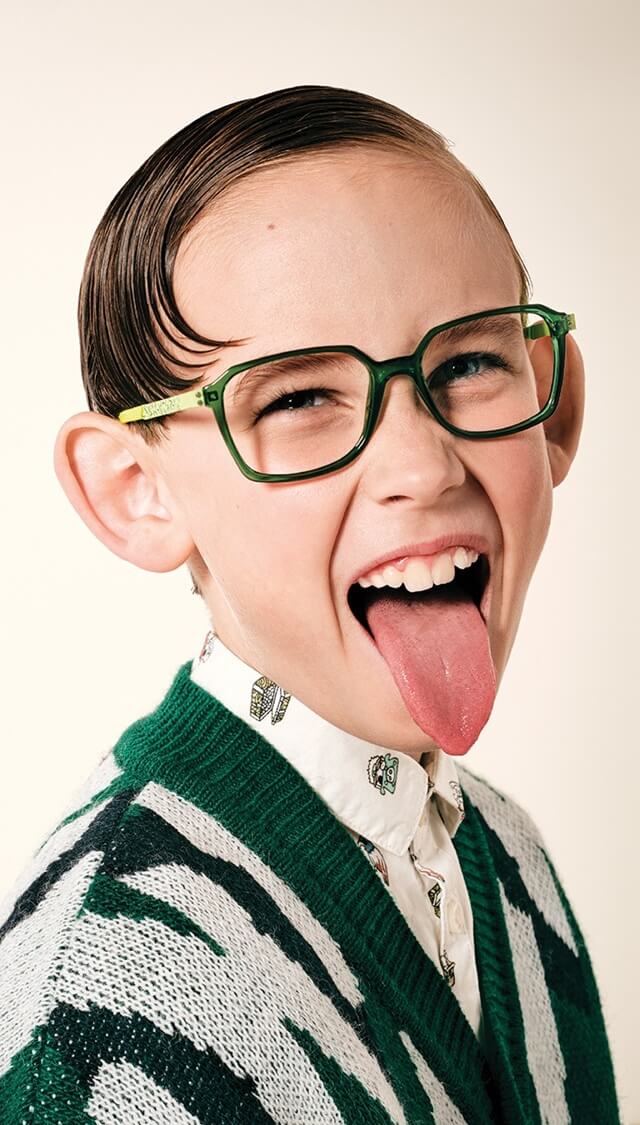 Lookkino - Image d'un garcon portant des lunettes et tirant sa langue