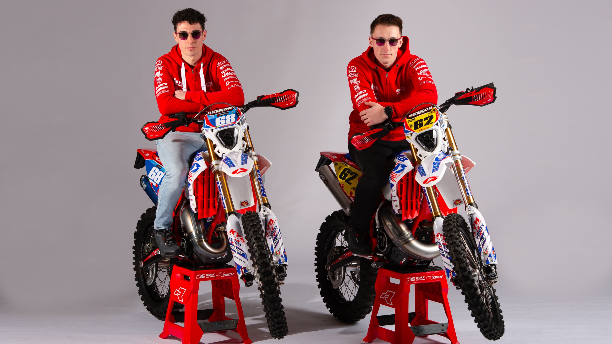Photo de deux membres de l'équipe FM Factory Racing sur leurs motos portant des solaires