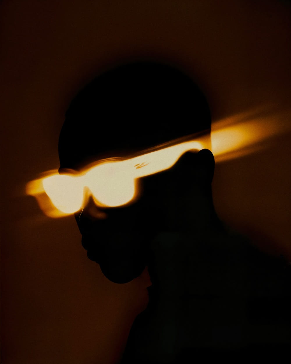 Image de silhouette portant les lunettes the blacked out