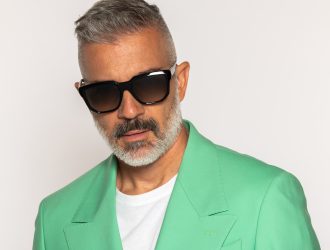 Image principale de l'article : Image d'un homme qui porte des lunettes de soliel model