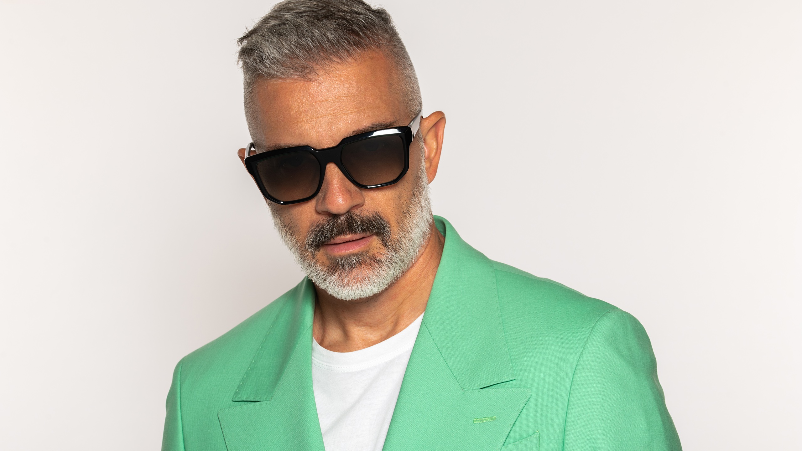 Main article image: image of a man wearing sunwear model ROBOT