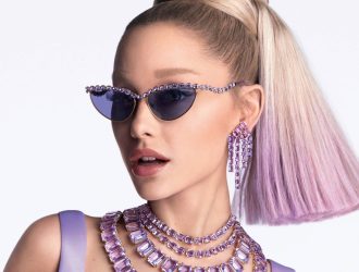 Photo d'Ariana Grande portant des lunettes Swarovski - modele : SK7030
