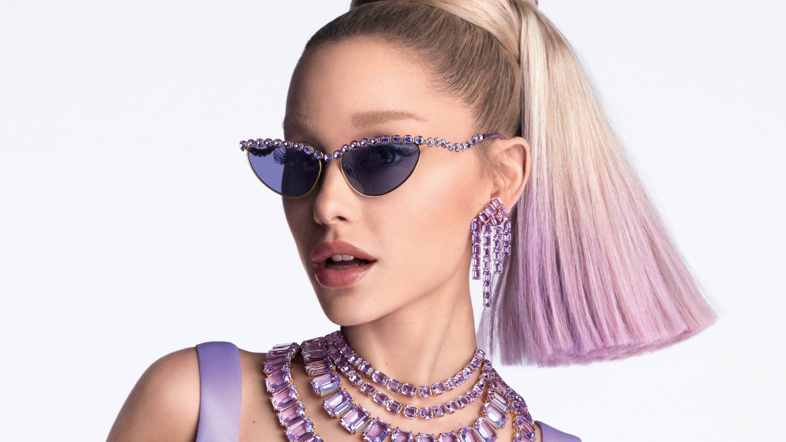 Photo d'Ariana Grande portant des lunettes Swarovski - modele : SK7030