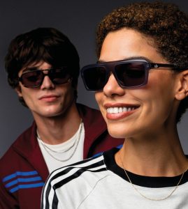 Image d'une femme et d'un homme portant des solaires adidas