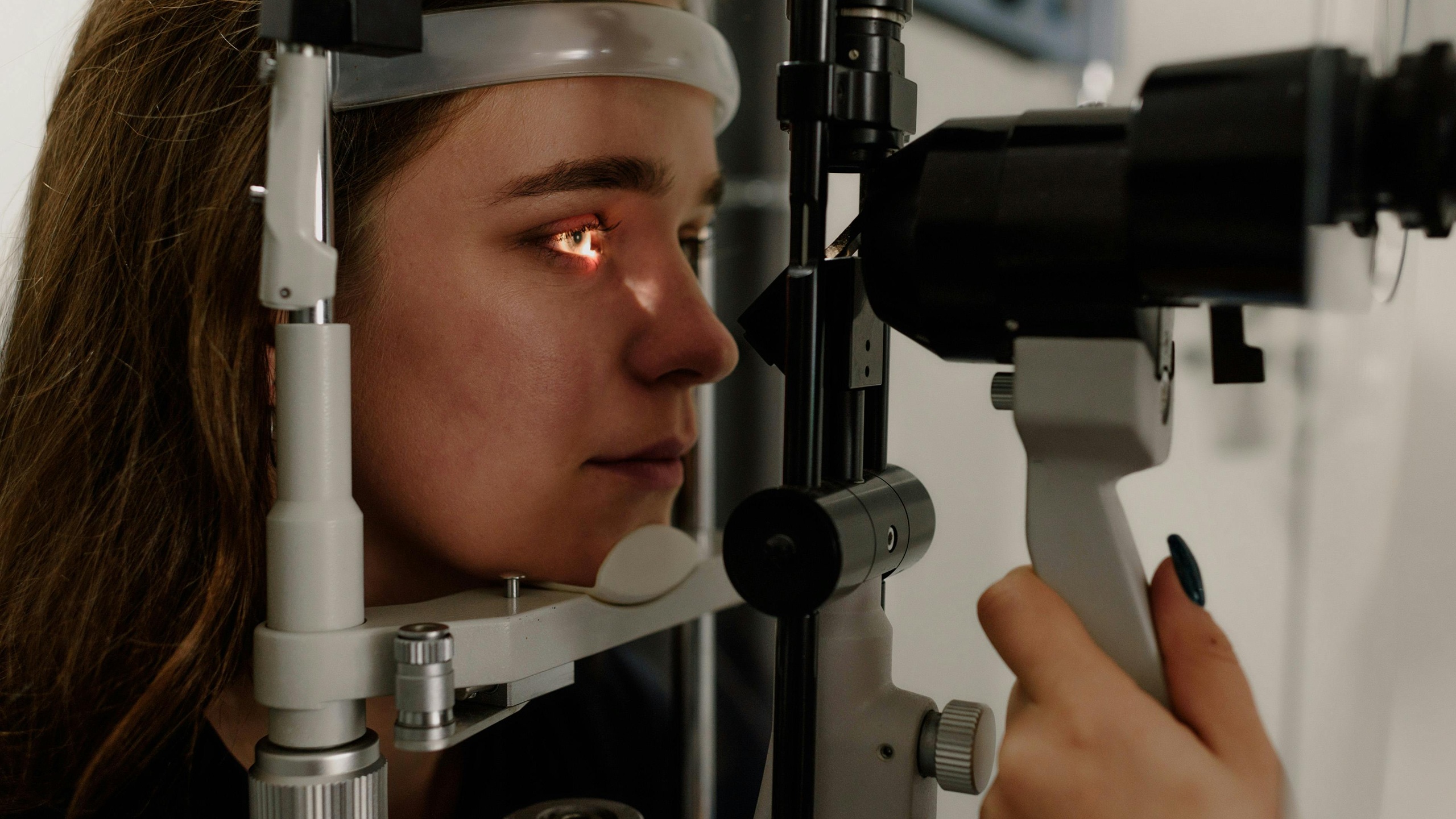 Image of a woman during an eye exam