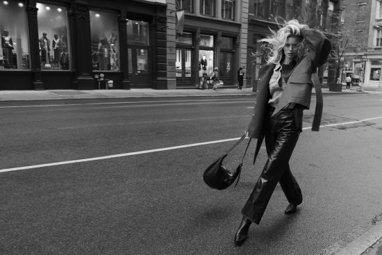 Image principale de l'article: Image d'une femme qui marche dans la rue portant des vetements rag and bone