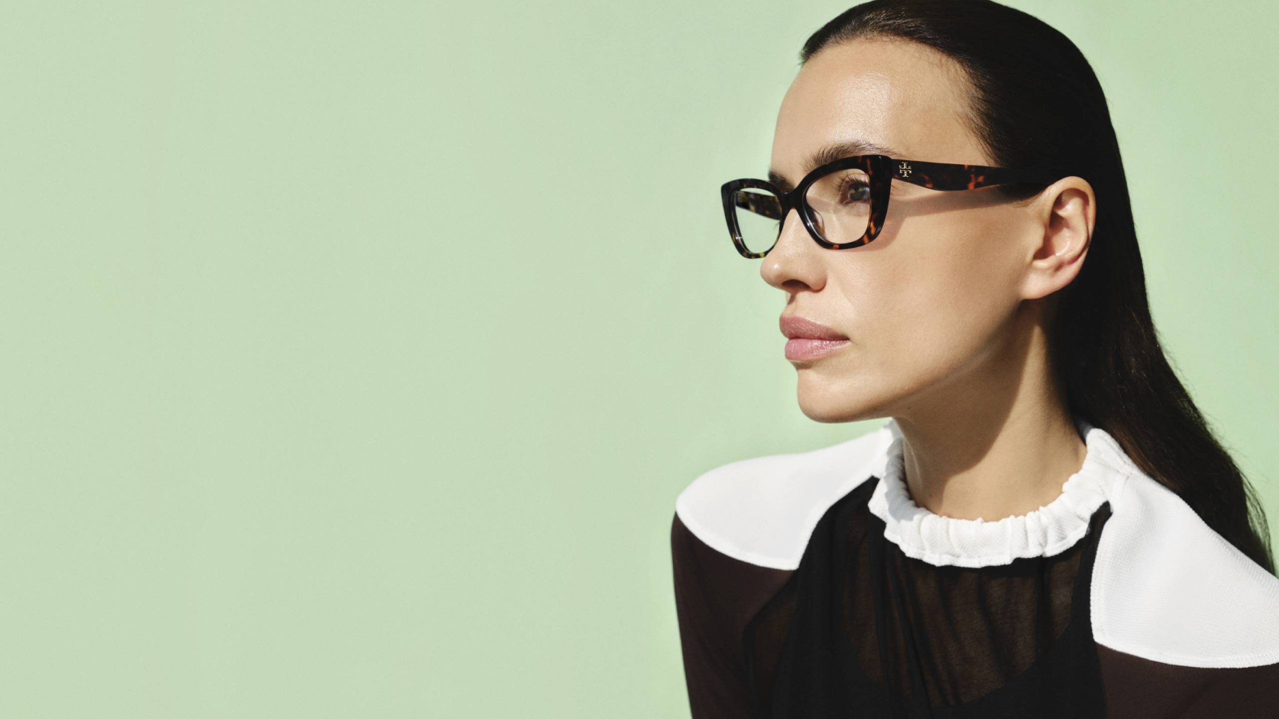 Main Photo article of model wearing tony burch eyewear