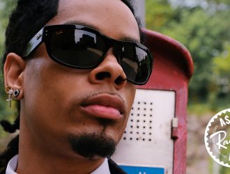 Photo de A$AP Rocky portant des Ray-Ban Wayfarer Puffer Noires