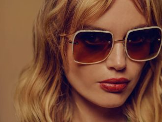 Image principale de l'article : Image d'une femme portant des lunettes de soleil