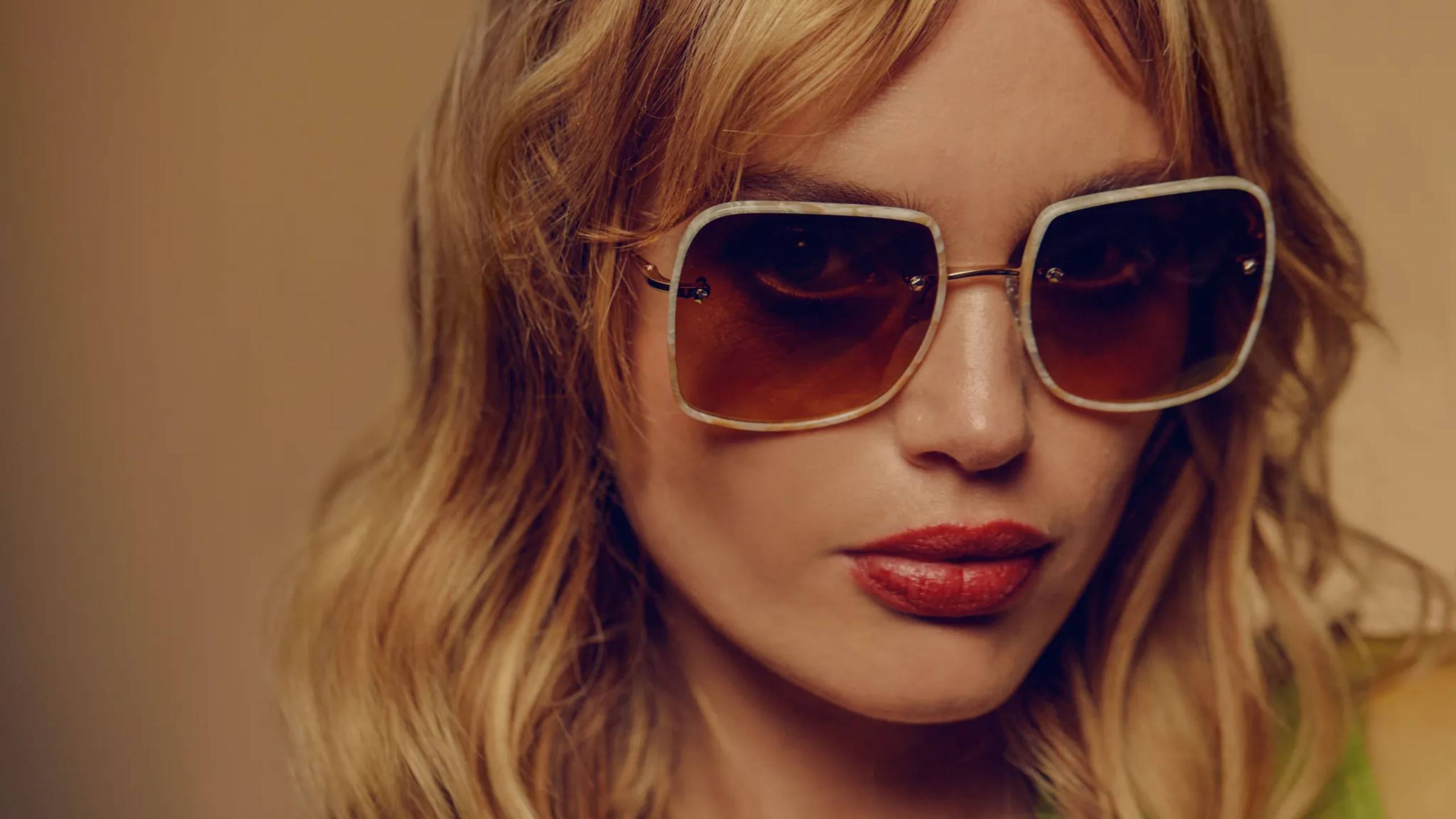 Image principale de l'article : Image d'une femme portant des lunettes de soleil