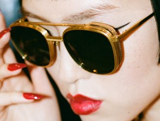Image principale de l'article : image d'une femme portant des solaires Linda Farrow