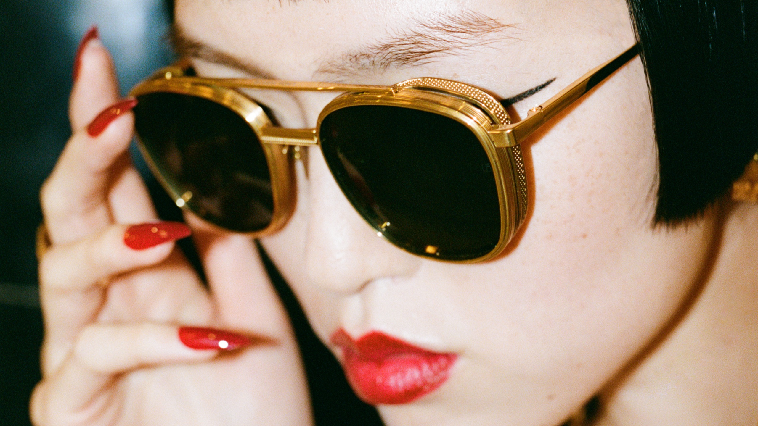 Image principale de l'article : image d'une femme portant des solaires Linda Farrow