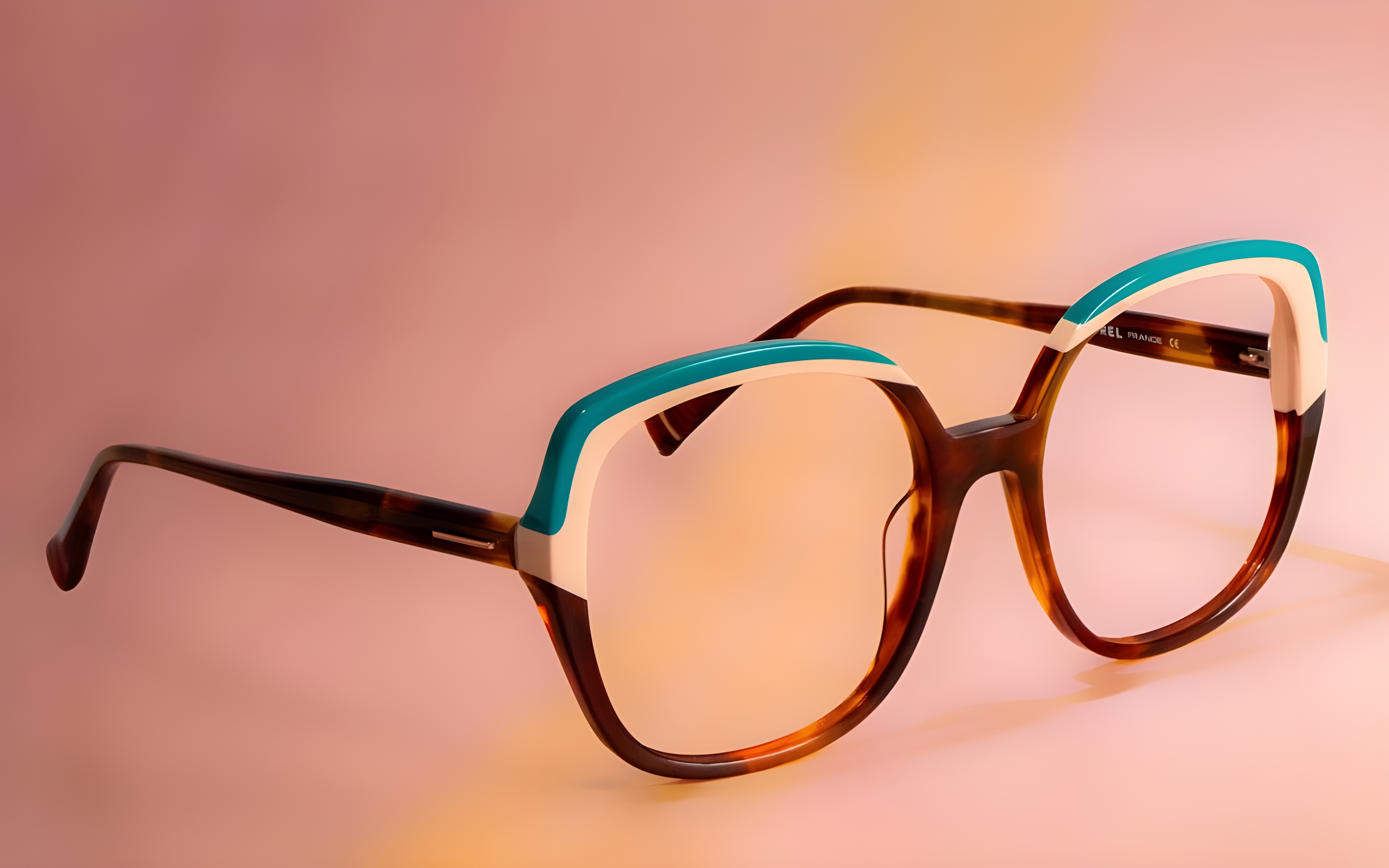 Main article image: image of eyewear model MOREL Noemie