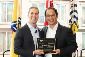 Dr. Martin Spiro, president of the CAO, presents Dr. Stan Woo with the CAO President's Award.