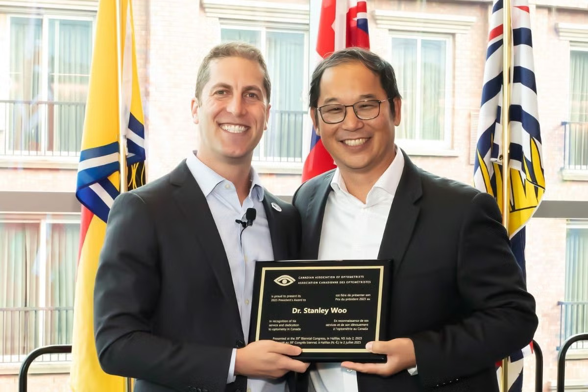 Dr. Martin Spiro, president of the CAO, presents Dr. Stan Woo with the CAO President's Award.