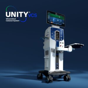 Système de cataracte vitréorétinienne Unity VCS d'Alcon - un appareil médical blanc et bleu sur roulettes avec un grand écran tactile, un panneau de contrôle et des accessoires de pièce à main chirurgicale, conçu pour les procédures chirurgicales avancées de cataracte et vitréorétiniennes.