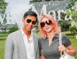 Blue Carreon et Tina Leung posent ensemble lors de l'événement lunettes Max Mara, portant toutes deux des lunettes de soleil élégantes de la collection, devant un décor floral avec le logo Max Mara dans un lieu de jardin extérieur.