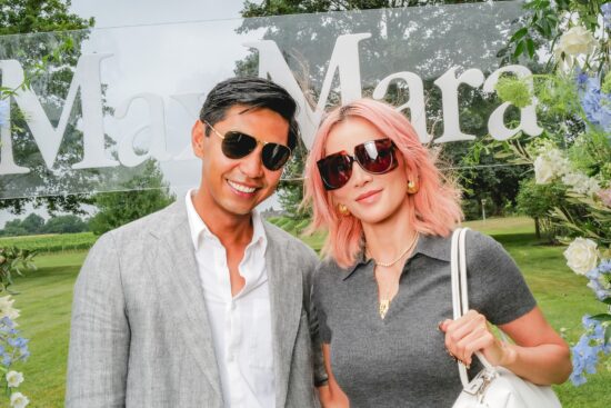 Blue Carreon et Tina Leung posent ensemble lors de l'événement lunettes Max Mara, portant toutes deux des lunettes de soleil élégantes de la collection, devant un décor floral avec le logo Max Mara dans un lieu de jardin extérieur.