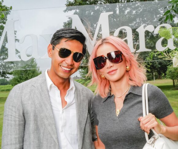 Blue Carreon et Tina Leung posent ensemble lors de l'événement lunettes Max Mara, portant toutes deux des lunettes de soleil élégantes de la collection, devant un décor floral avec le logo Max Mara dans un lieu de jardin extérieur.