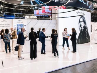 Image d'un groupe de visiteurs au stand d'EssilorLuxottica à VivaTech 2025