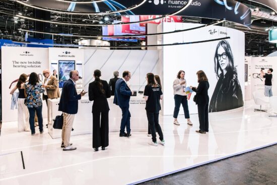 Image d'un groupe de visiteurs au stand d'EssilorLuxottica à VivaTech 2025