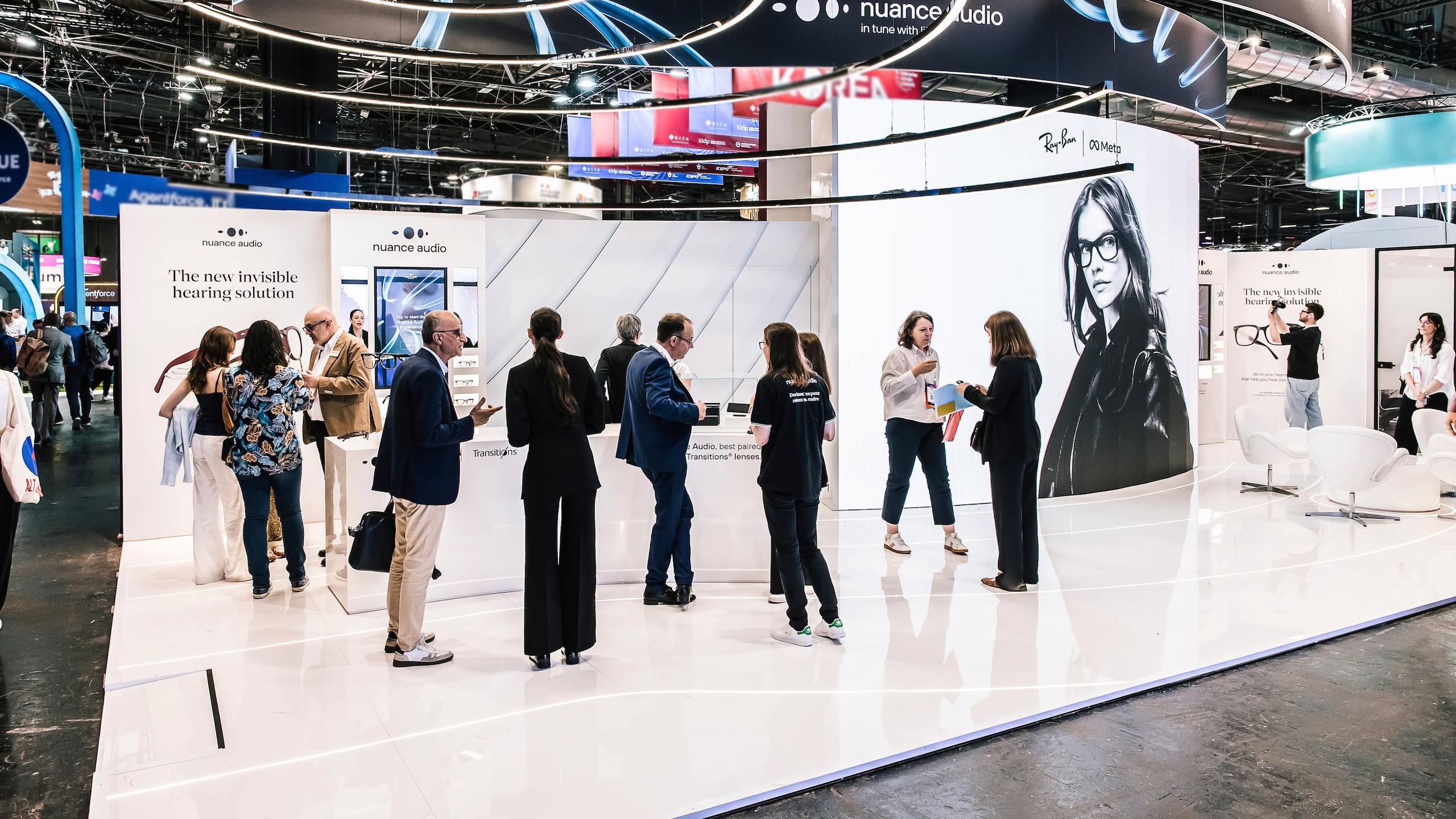 Image d'un groupe de visiteurs au stand d'EssilorLuxottica à VivaTech 2025