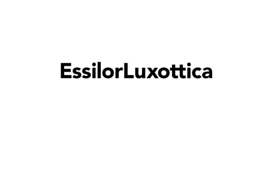 Logo de l'entreprise EssilorLuxottica en texte noir sur un fond gris clair.