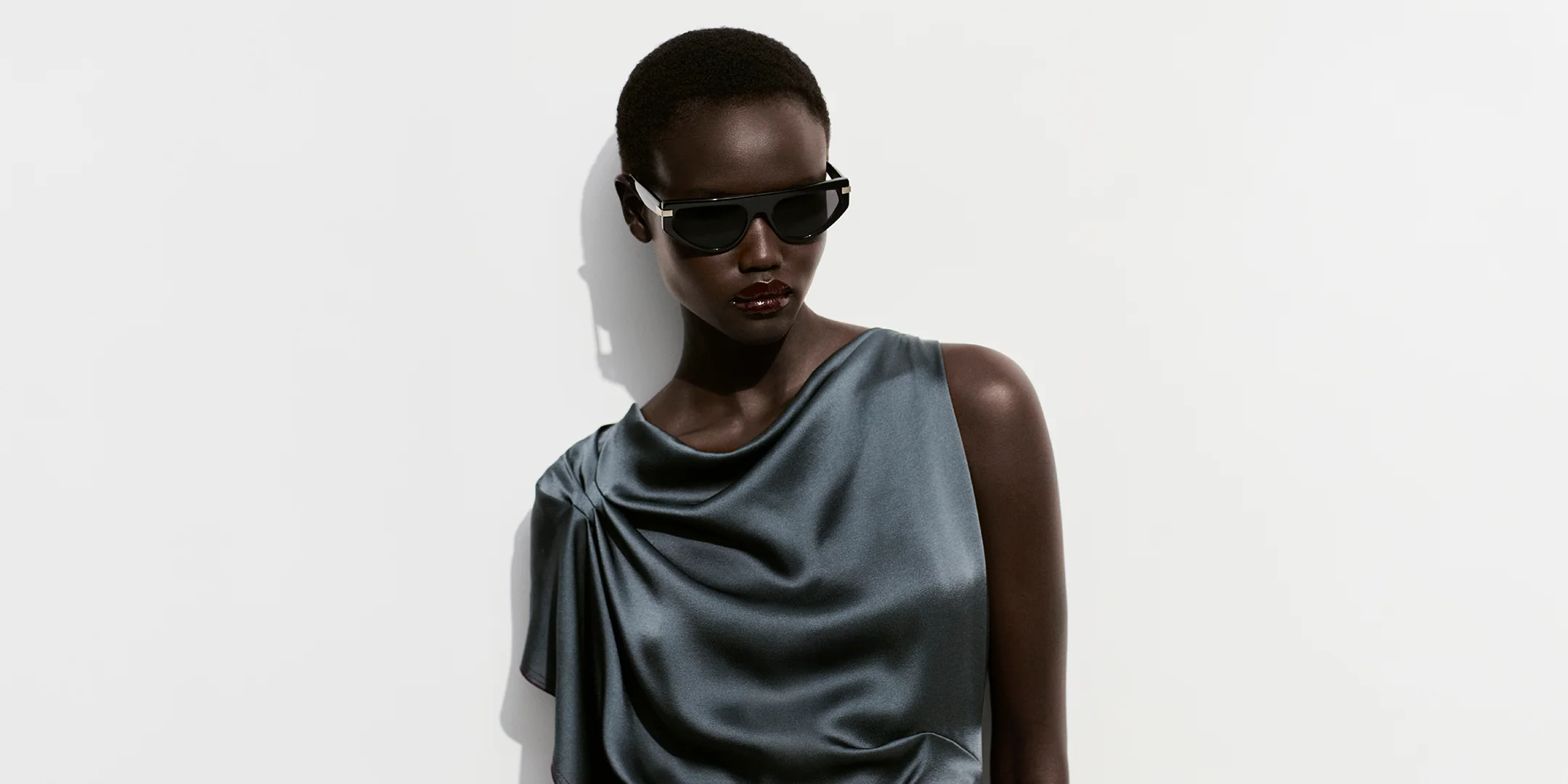 Image d'une femme portant des lunettes de soleil Victoria Beckham