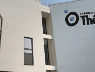 Batiment avec Logo Laboratoires Théa