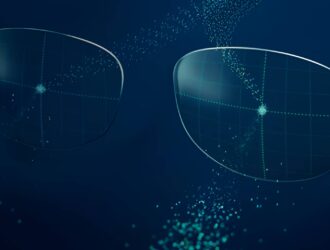 Image principale de l'article : Image de deux verres de lunettes translucides flottant dans un espace numérique bleu foncé, entourés de particules de lumière dispersées et de motifs de grille géométriques. L'image suggère des thèmes de technologie de lunettes intelligentes avec une esthétique high-tech et futuriste.