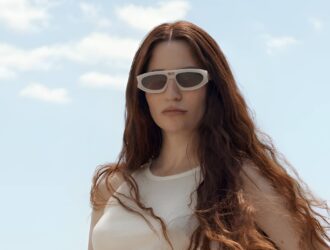 Image d'une femme portant les lunettes de soleil Sediments de GIGI STUDIOS