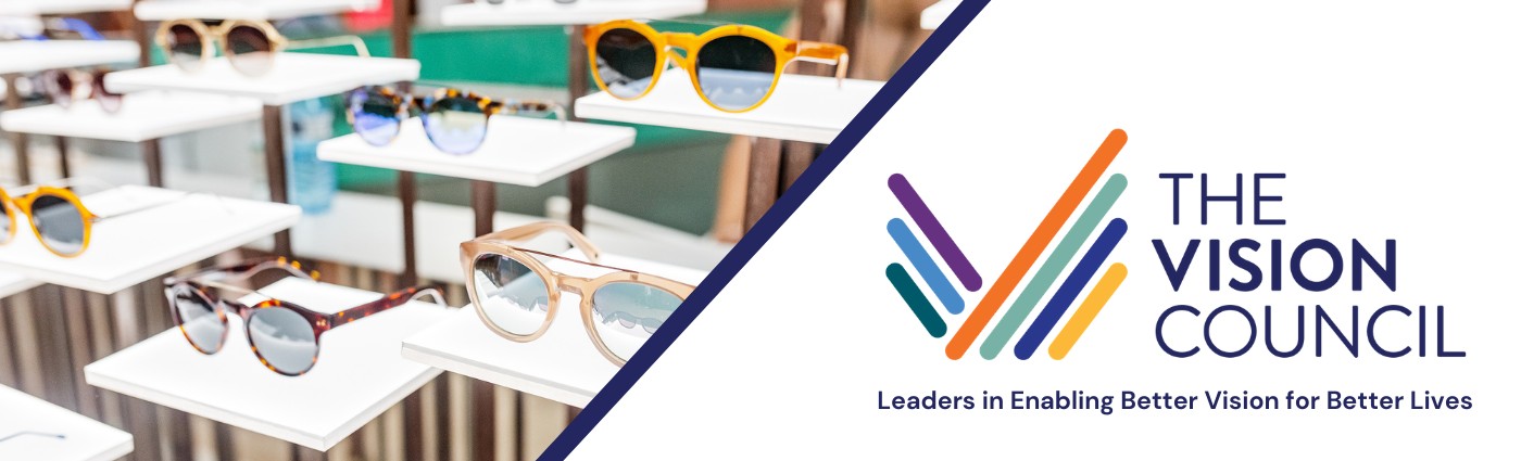 Présentation de diverses lunettes de vue et de soleil sur des présentoirs blancs étagés dans un magasin d'optique, accompagnée du logo The Vision Council avec des lignes géométriques colorées et du slogan 'Leaders in Enabling Better Vision for Better Lives