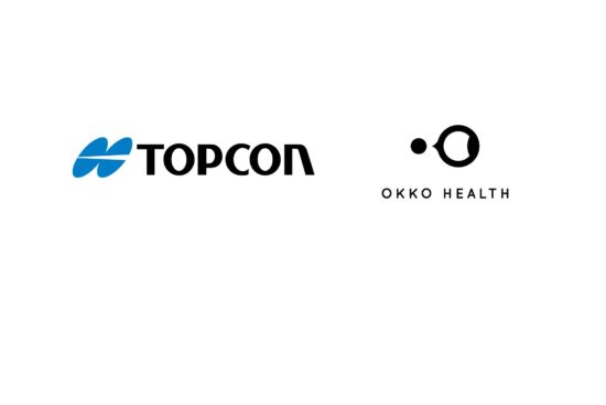 Deux logos d'entreprise affichés côte à côte sur un fond clair - le logo Topcon avec un design géométrique bleu à gauche, et le logo Okko Health avec des éléments circulaires noirs à droite