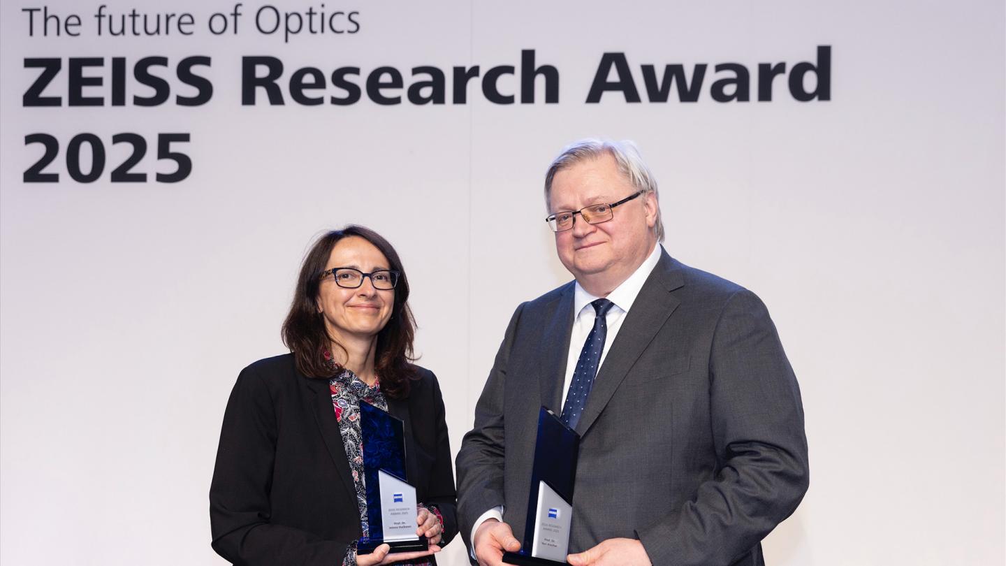La lauréate du prix ZEISS Research Award, le Prof. Dr Jelena Vučković (professeure d'ingénierie électrique à l'université de Stanford) et le lauréat du prix ZEISS Research Award, le Prof. Dr Yuri Kivshar (directeur du Centre de physique non linéaire de l'université nationale australienne (ANU) à Canberra).