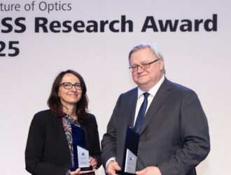 ZEISS Research Award Winner Prof. Dr. Jelena Vučković (Professor of Electrical Engineering at Stanford University) and ZEISS Research Award Winner Prof. Dr. Yuri Kivshar (Head of the Nonlinear Physics Centre at the Australian National University (ANU) in Canberra).