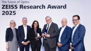 From left to right: Prof. Dr. Cornelia Denz (Jury Member & President of the Physikalisch-Technische Bundesanstalt), Andreas Pecher (CEO of Carl Zeiss AG), Award Winner Prof. Dr. Jelena Vučković (Stanford University), Award Winner Prof. Dr. Yuri Kivshar (Australian National University), Prof. Dr. Jürgen Mlynek (Chairman of the Jury) and Dr. Michelangelo Masini (Jury Member & Head of Corporate Research & Technology, Carl Zeiss AG).