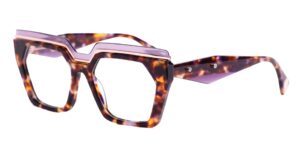 Lunettes en acétate écaille audacieuses avec superposition lilas transparent et accents dorés sur les contours, présentant un design angulaire net et des volumes substantiels de la collection AURA by Rye&Lye