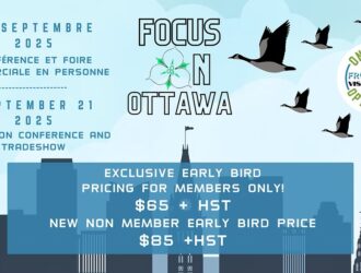 Affiche promotionnelle pour la conférence Focus on Ottawa le 21 septembre 2025. Présente des silhouettes d'oies en vol sur un fond de ciel bleu avec l'horizon d'Ottawa. Le texte annonce une conférence et foire commerciale en personne avec tarifs préférentiels : 65 $ plus TVH pour les membres, 85 $ plus TVH pour les nouveaux non-membres. Présenté par Ontario Frontline Vision Care Opticians.