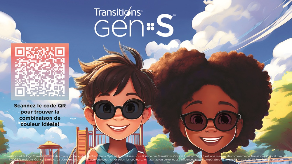 Illustration de style cartoon montrant deux enfants diversifiés portant des lunettes dans un décor de terrain de jeu extérieur avec un ciel bleu et des nuages. À gauche, un garçon aux cheveux bruns portant des lunettes de soleil foncées, et à droite, une fille aux cheveux bouclés foncés portant des lunettes à monture rouge. Les deux enfants sourient. L'image inclut le logo Transitions GEN S, un code QR, et le texte 'Scannez le code QR pour trouver la combinaison de couleur idéale!' Du texte légal en français apparaît en bas de l'image.
