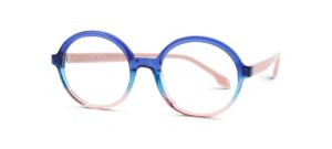 Photographie de produit des lunettes Prodesign Denmark SIGNIFIC présentant une monture ronde en acétate avec une transition de couleur dégradée du bleu translucide en haut au rose doux en bas. Les branches affichent le même effet de dégradé bleu-rose, et la marque Prodesign Denmark est visible sur la branche.
