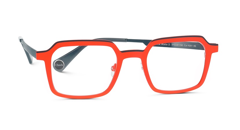Lunettes optiques WOOW "Check Mate" présentant une monture rouge-orange audacieuse avec des branches gris foncé contrastantes, une forme de verre rectangulaire, et la marque "Check" visible sur la branche, incarnant une esthétique de design inspirée des échecs.