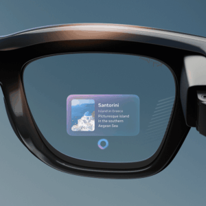 Vue rapprochée de l'objectif de lunettes intelligentes montrant un écran intégré avec des informations sur Santorin, en Grèce, incluant une vignette et un texte descriptif, démontrant les capacités de réalité augmentée