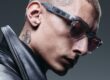 Vue de profil d'un homme portant des lunettes intelligentes Ray-Ban avec verres teintés et une veste en cuir noir, mettant en valeur le style portable au quotidien de ces lunettes IA