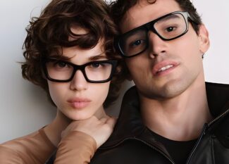 Deux jeunes personnes portant des lunettes à monture noire posant ensemble contre un fond blanc