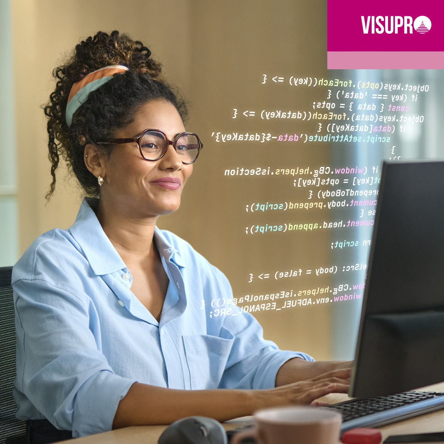 Une jeune femme noire aux cheveux bouclés sourit en regardant l'écran d'un ordinateur. Elle porte une chemise bleu clair à col et des lunettes. L'écran affiche des lignes de code et le logo stylisé de « VISUPRO » apparaît dans le coin supérieur droit.