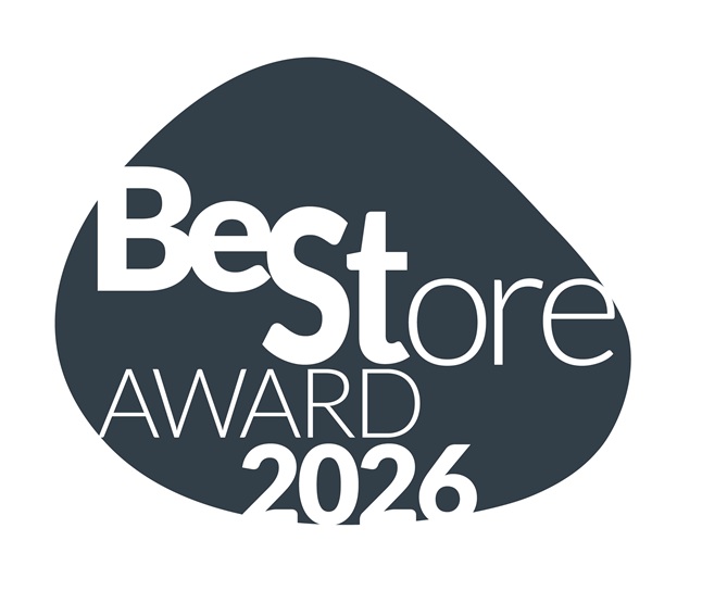 Logo Best Store Award 2026 présentant du texte blanc sur un fond bleu-vert foncé de forme organique, avec 'Best Store' en grandes lettres, 'AWARD' en texte plus petit, et '2026' affiché de manière proéminente en bas.